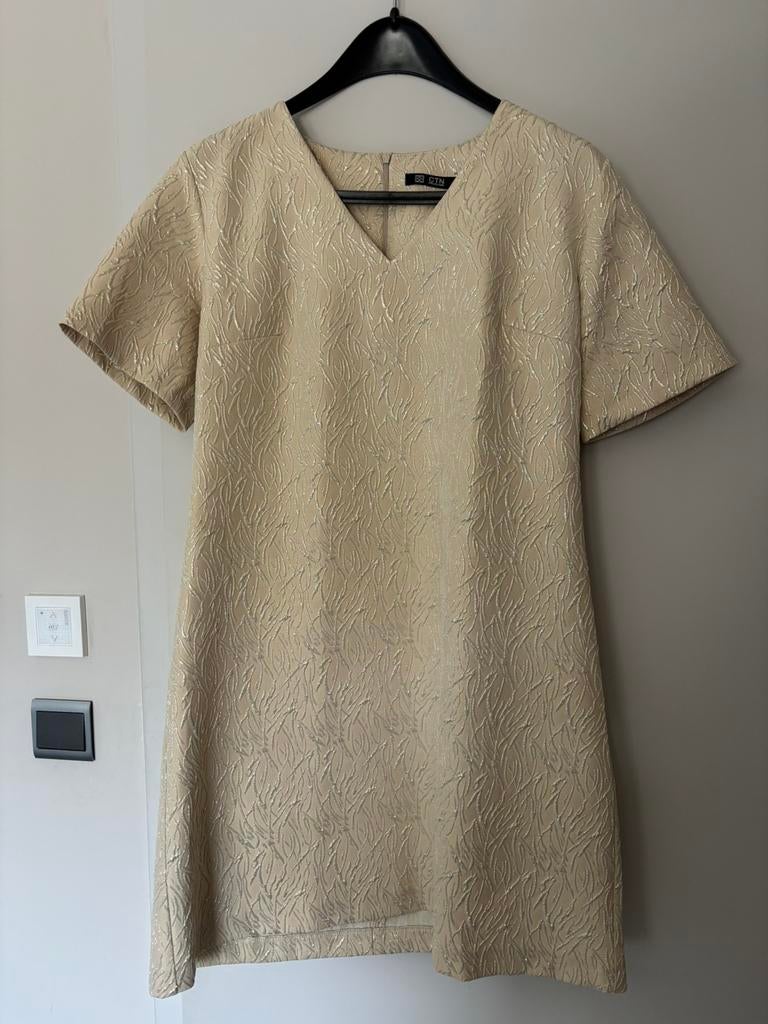 Goud feestelijk kleed CTN MAAT 40/42, Kleding | Dames, Jurken, Ophalen of Verzenden, Zo goed als nieuw, Maat 42/44 (L), Overige kleuren