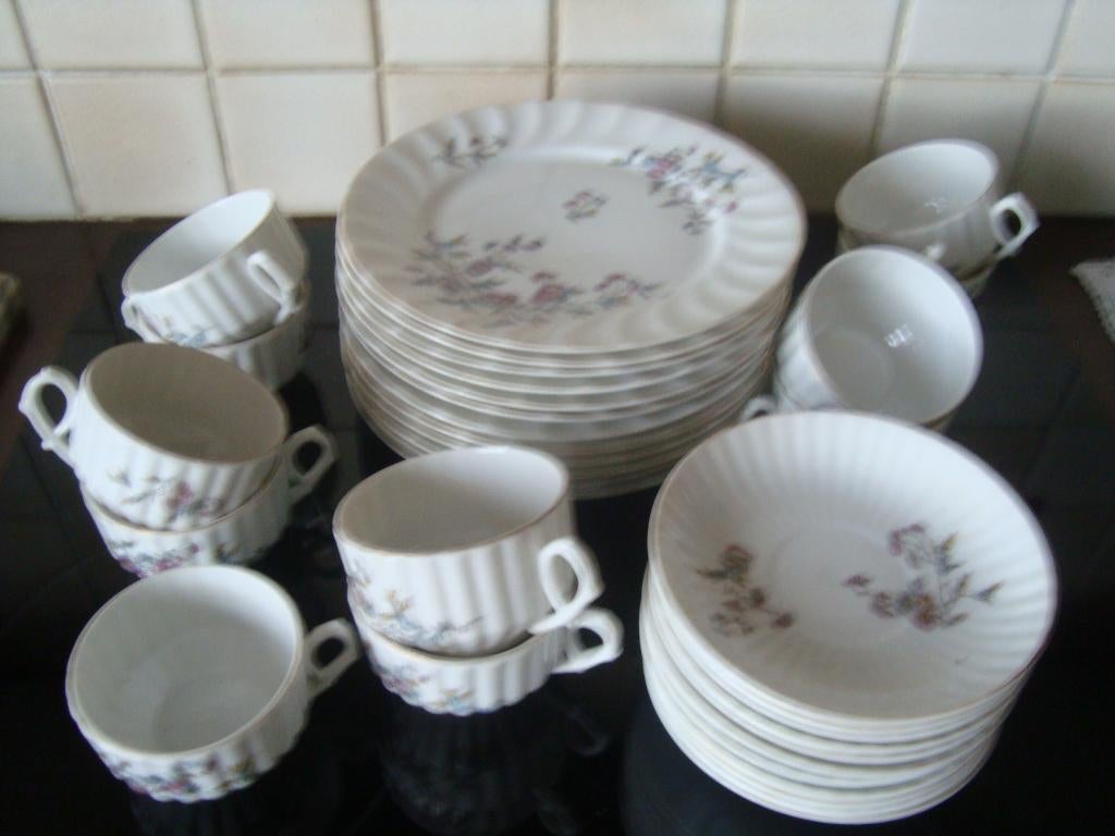 Deel van een koffieservies. Baudour, Defuisseaux., Antiek en Kunst, Antiek | Servies los, Ophalen