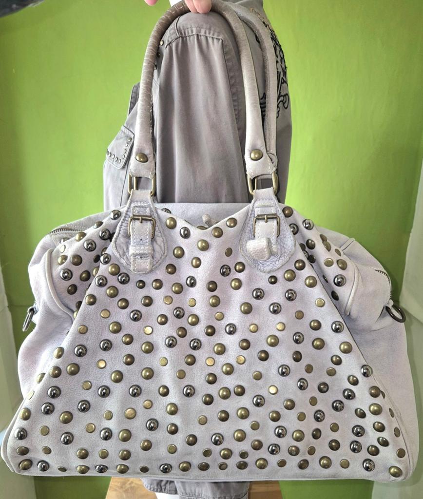 Grote leren schoudertas met studs, Handtassen en Accessoires, Tassen | Damestassen, Ophalen of Verzenden, Beige