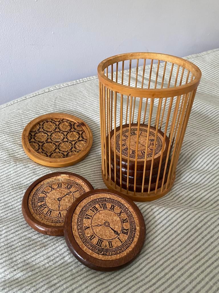 Vintage houten onderzetters met klokdesign + houder, Ophalen of Verzenden, Zo goed als nieuw