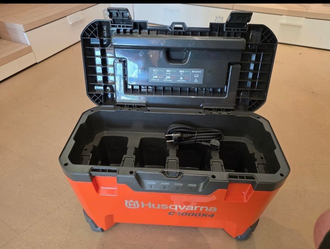 husqvarna 4 x accu B330X 36 volt plus lader c1000x4, Ophalen of Verzenden, Zo goed als nieuw