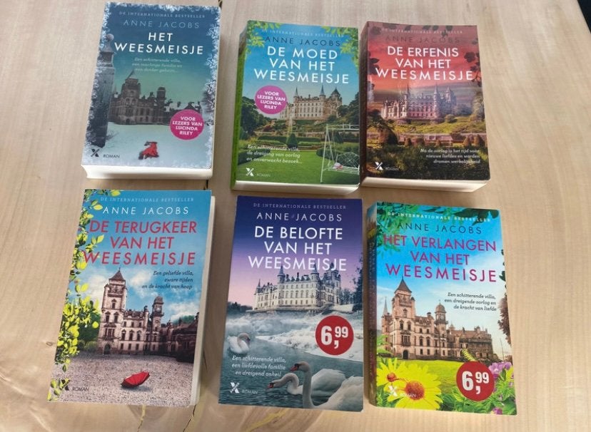‘Het weesmeisje’ - Anne Jacobs - Boekenpakket - 6 stuks, Livres, Enlèvement, Comme neuf, Belgique