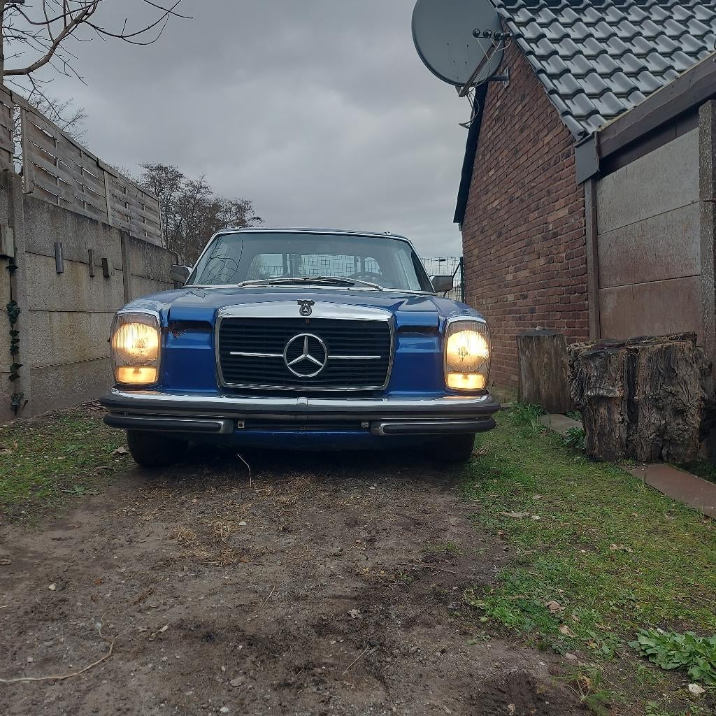Mercedes W114 250C coupe, Auto's, Mercedes-Benz, Automaat, Achterwielaandrijving, Blauw, Leder en Stof