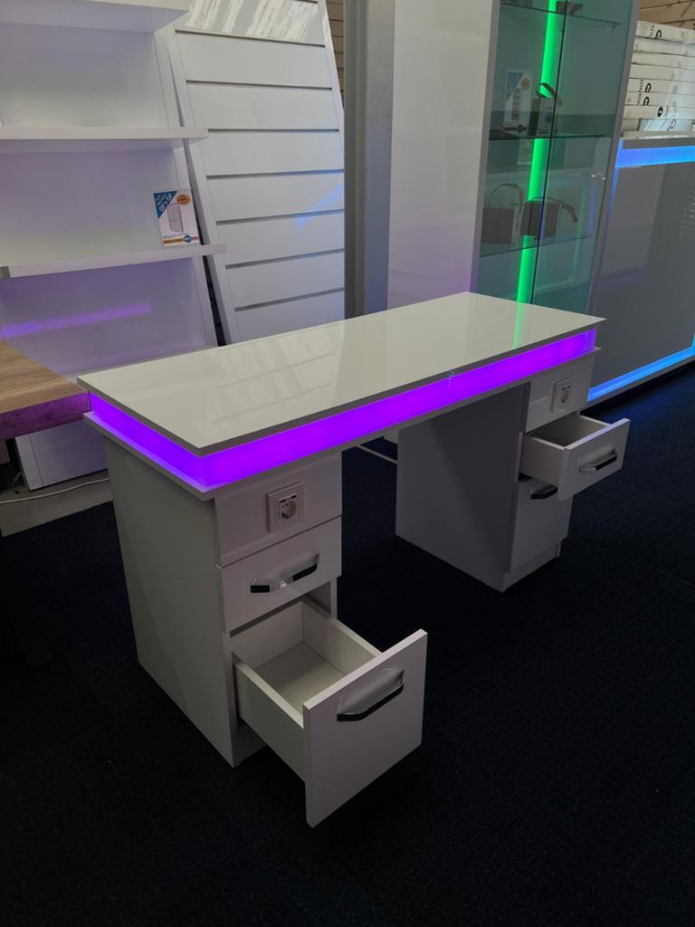 MOOI SHOWMODEL MANICURE TAFEL, Ophalen