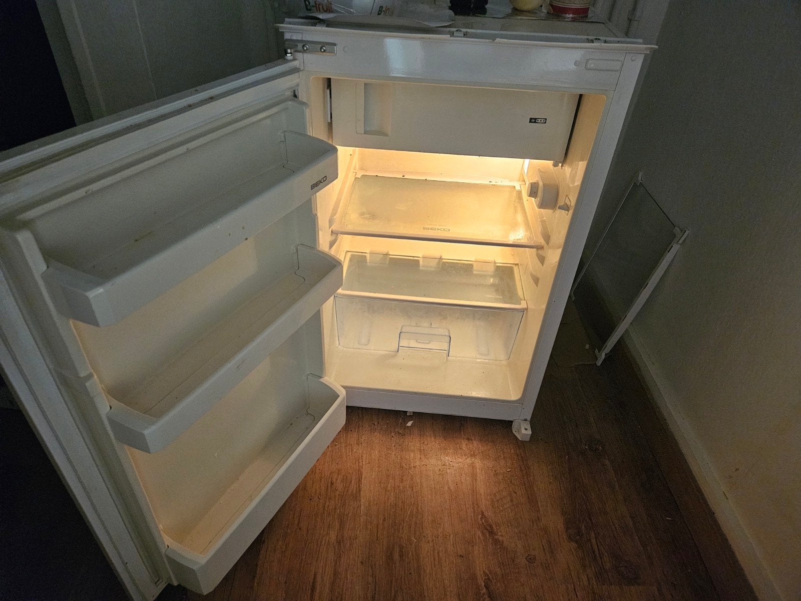 Petit frigo beko, Avec compartiment congélateur, 85 à 120 cm, Enlèvement, Utilisé