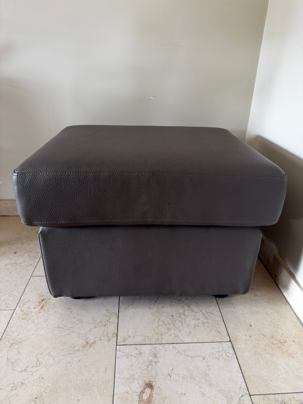 Kunstlederen poef, Ophalen, Gebruikt, 50 tot 75 cm, Leer