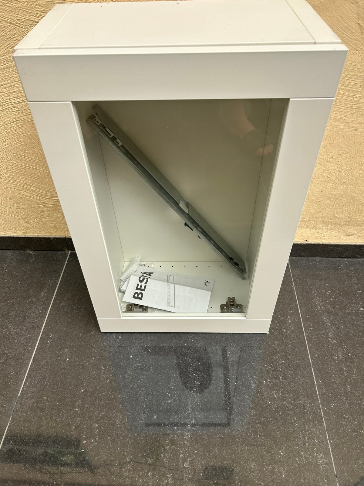 IKEA BESTÅ wandkast wit met glazen deur, Ophalen, Zo goed als nieuw