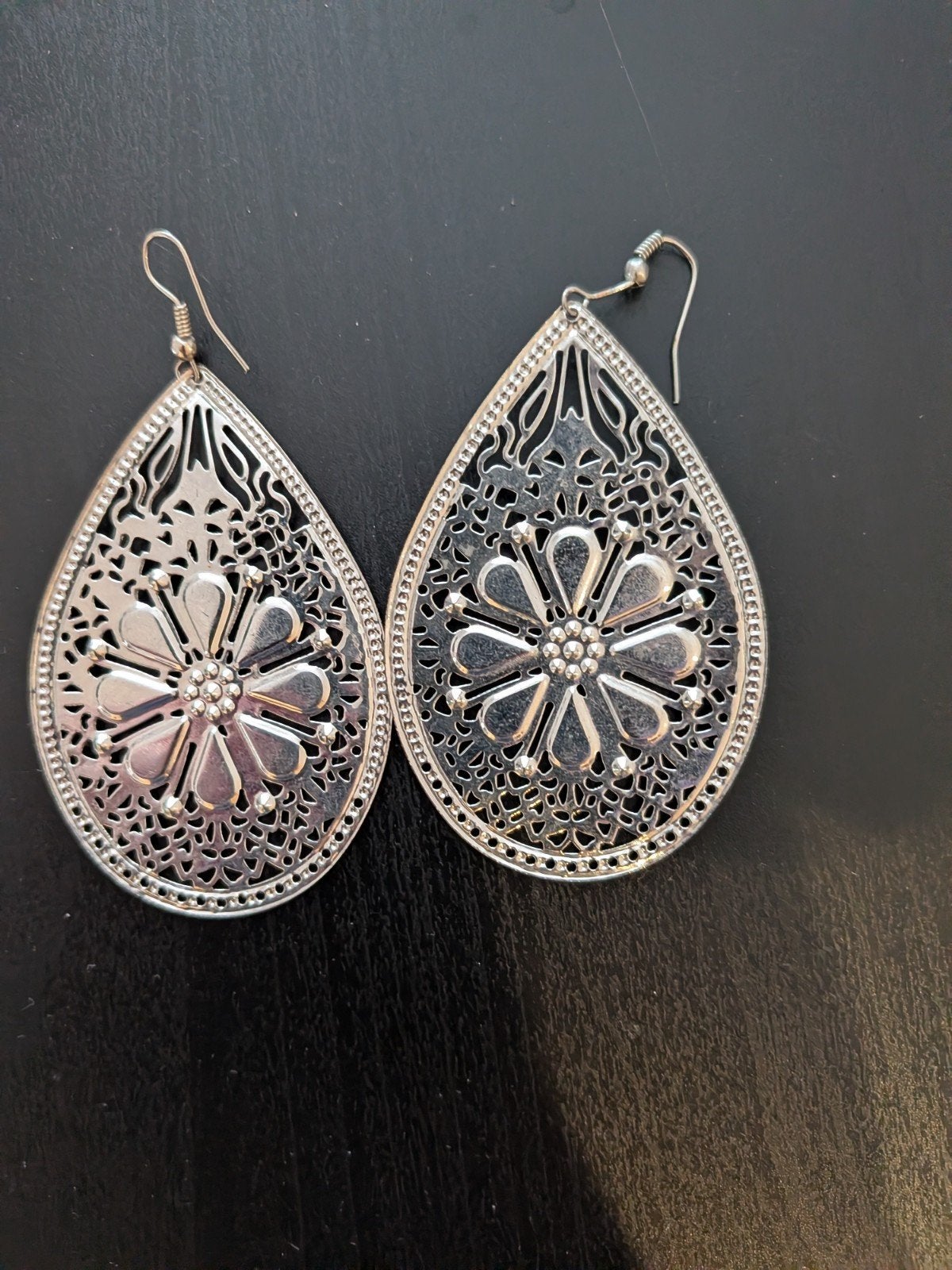 oorbellen licht materiaal, Bijoux, Sacs & Beauté, Boucles d'oreilles, Enlèvement ou Envoi, Autres couleurs, Comme neuf, Autres matériaux