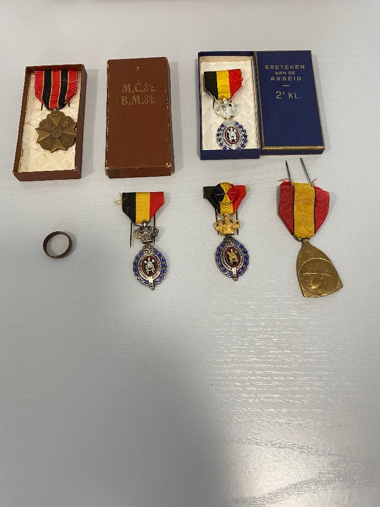 1antieke ring en 5 eretekens, Verzamelen, Ophalen of Verzenden, Gebruikt