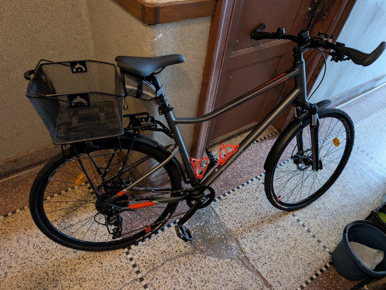VELO TOUT CHEMIN RIVERSIDE 700 GRIS & ORANGE -