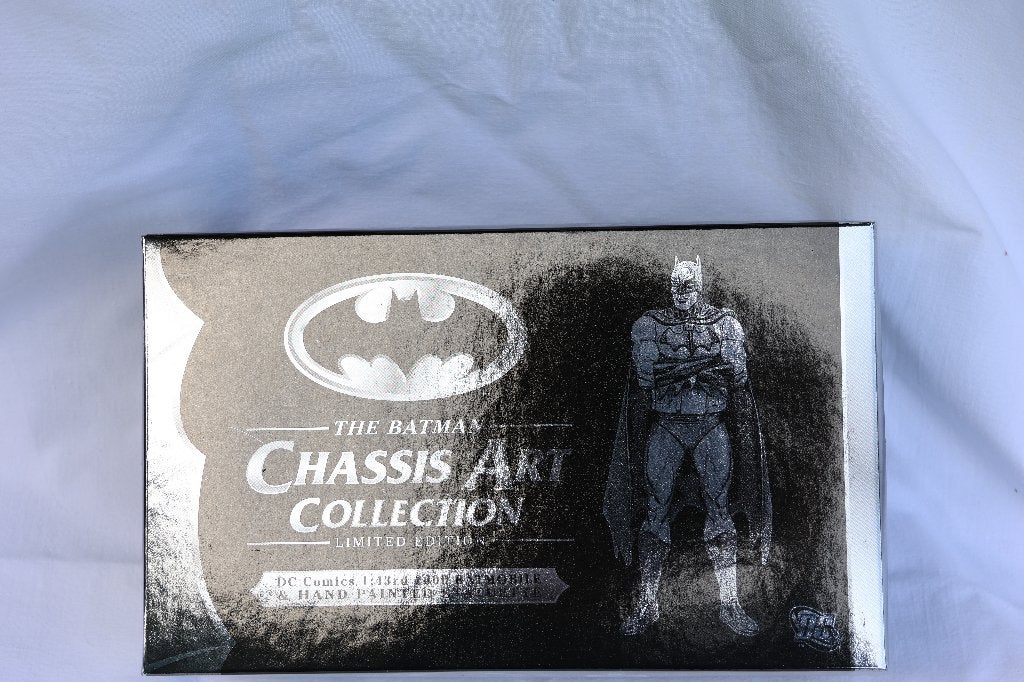 CORGI DC BATMAN CHASSIS ART COLLECTION 1:43 2000 BATMOBILE., Enlèvement ou Envoi, Comme neuf, Film, Statue, Réplique ou Modèle