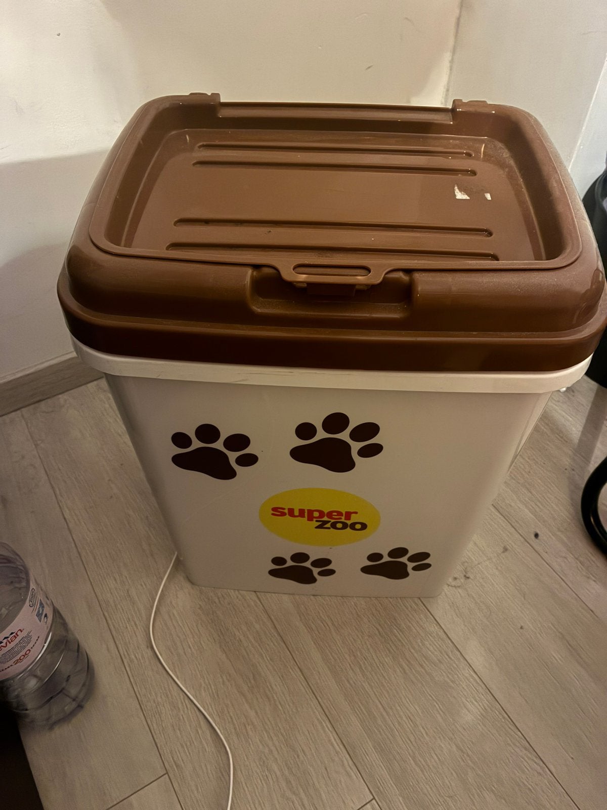 Interdiction des aliments pour chiens, Enlèvement, Comme neuf