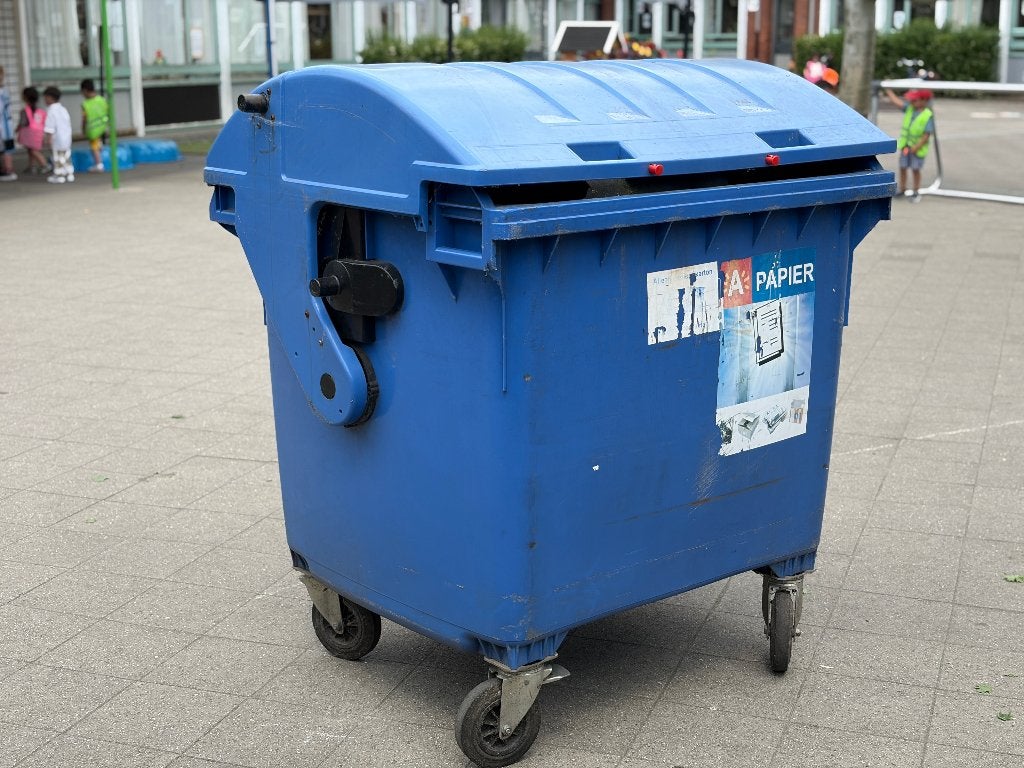 Grand conteneur à déchets bleu, Enlèvement, Utilisé