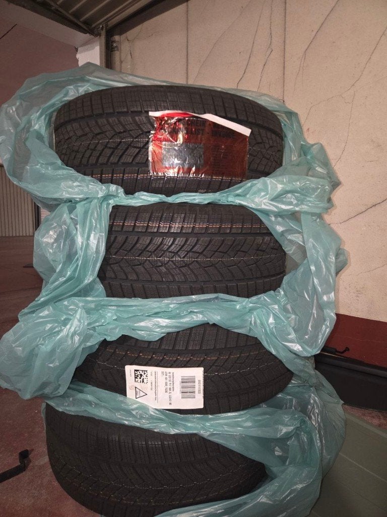 4 Jantes Mercedes W206 17" + pneus hiver Goodyear NEUFS, Autos : Pièces & Accessoires, Neuf, Pneus hiver, Véhicule de tourisme