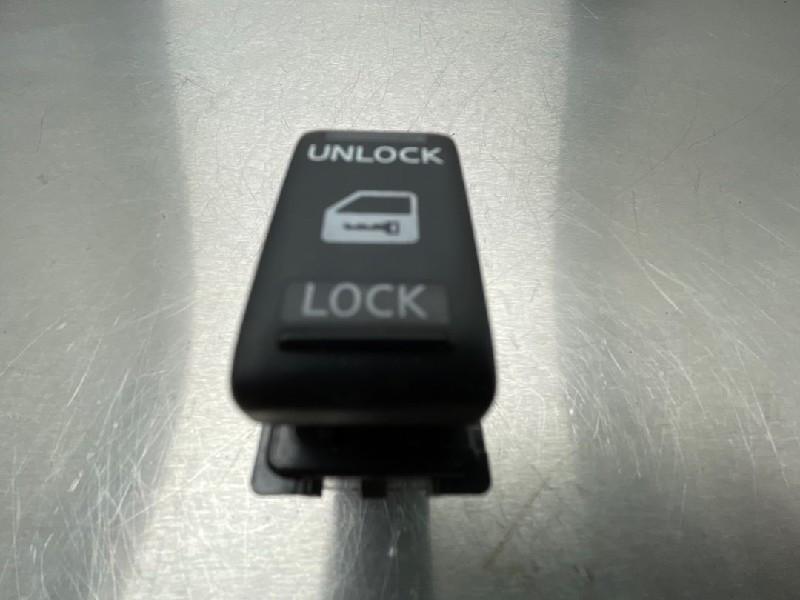 SCHAKELAAR Nissan Navara (D40) (01-2005/07-2010), Auto-onderdelen, Gebruikt, Nissan