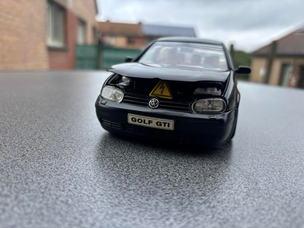 Vw golf 4, Hobby en Vrije tijd, Modelauto's | 1:18, Ophalen, Zo goed als nieuw, Auto, Revell