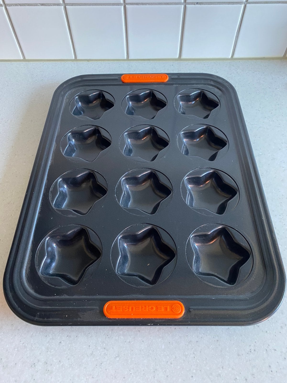 Plat de cuisson 12 étoiles Le Creuset, Enlèvement ou Envoi, Comme neuf, Moule