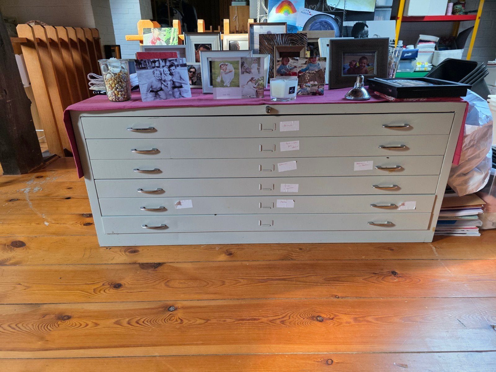 Ladekast voor grote vellen papier., Ophalen