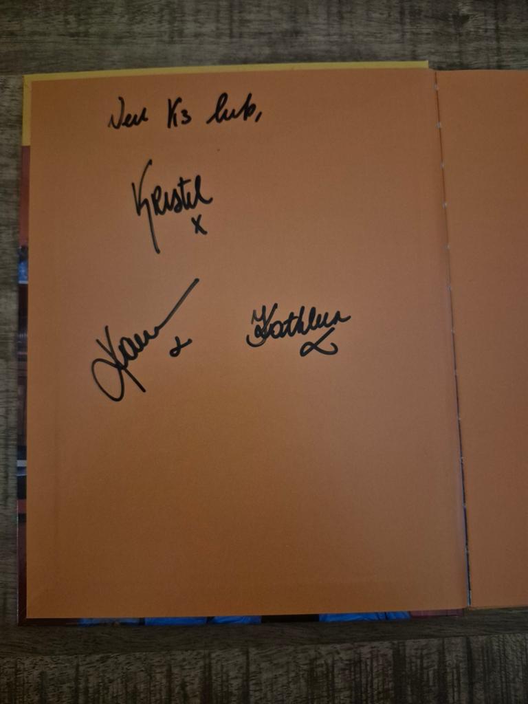 Gesigneerd boek van K3 originals.In nieuwstaat., Ophalen of Verzenden, Zo goed als nieuw, Gesigneerd