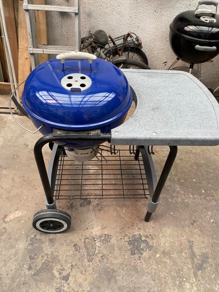 Blauwe weber bbq met tafel, Tuin en Terras, Ophalen, Zo goed als nieuw