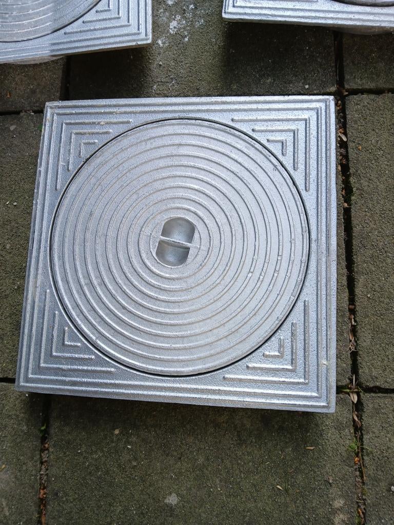 Couvercle de trou d'égout en aluminium 29,5 cm x 29,5 cm, Enlèvement