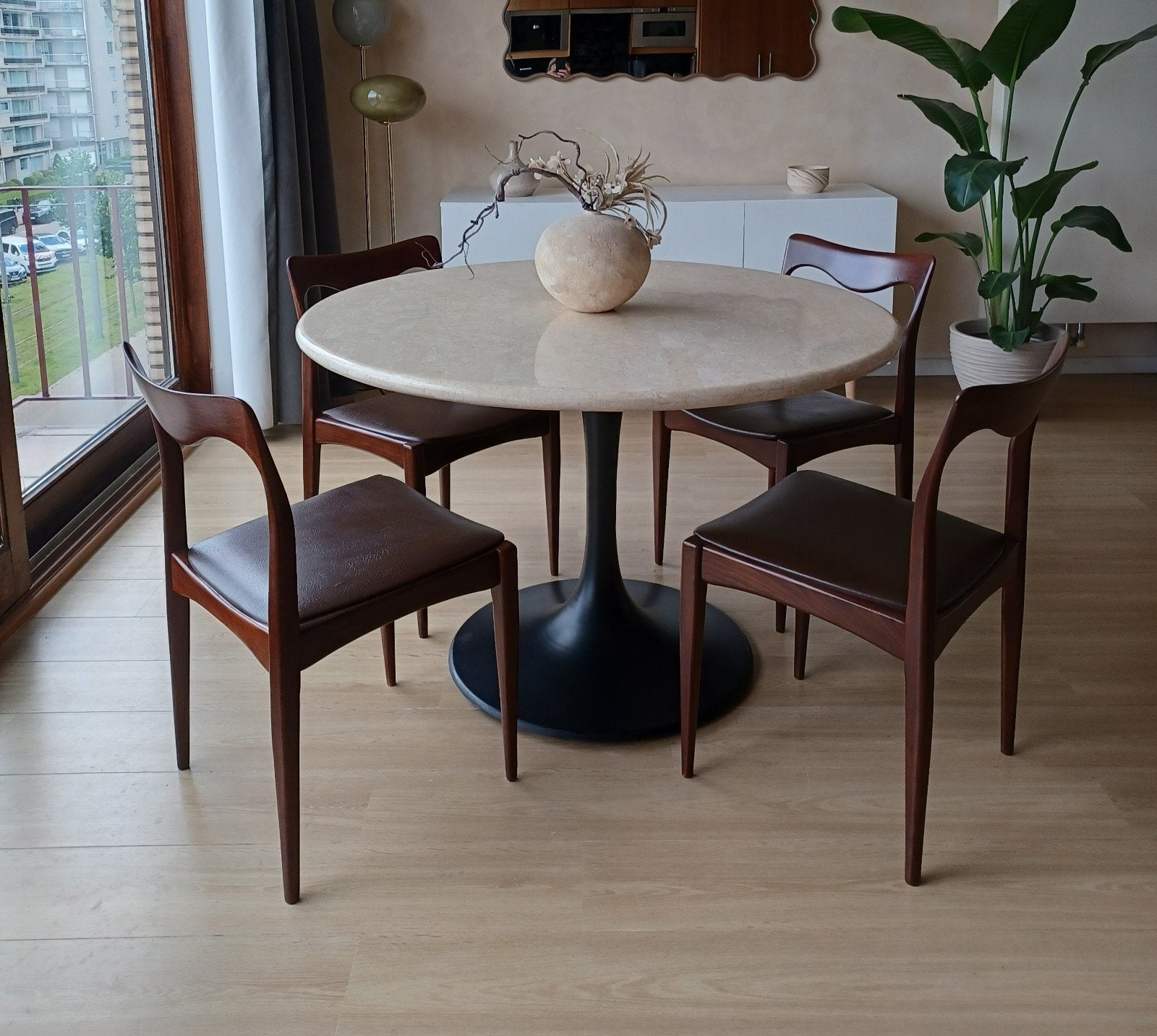 prachtige eettafel van mactan natuursteen 120x120x77, Ophalen