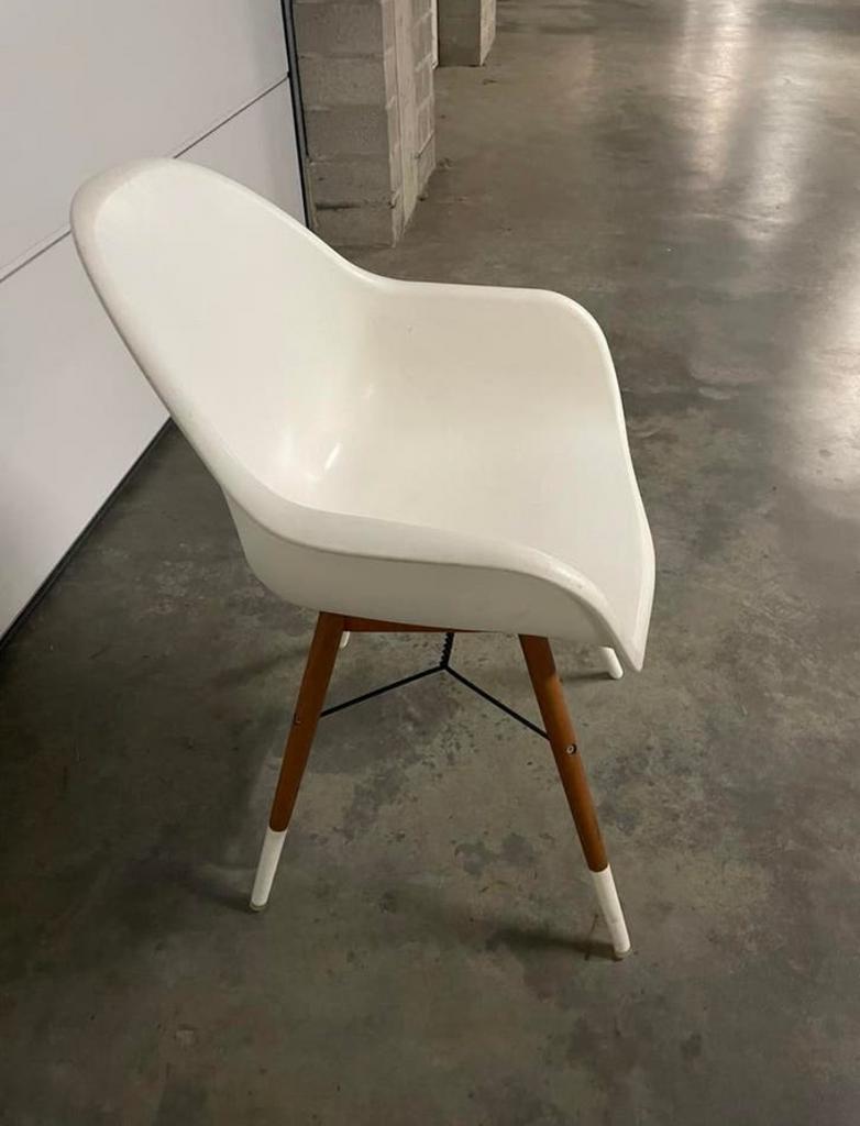 Set van 4 witte Eames kuipstoelen, 30 voor 4 stoelen, Huis en Inrichting, Ophalen, Zo goed als nieuw, Kunststof