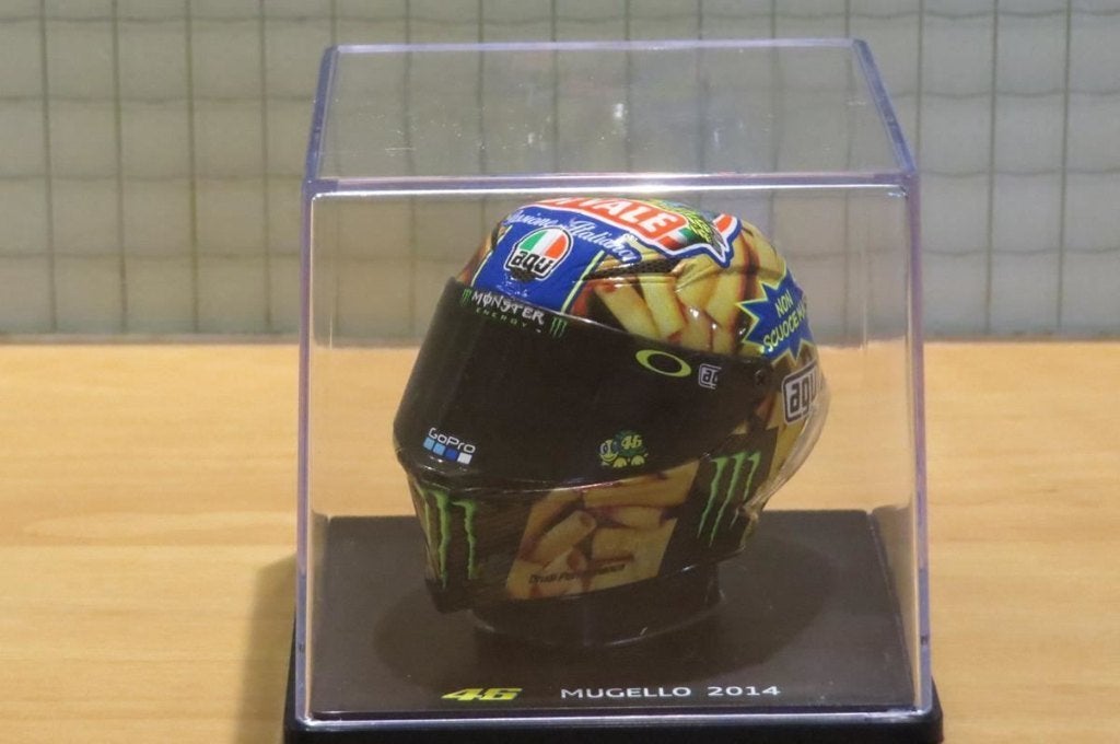 Valentino Rossi AGV helmet 2014 Mugello 1:5, Enlèvement ou Envoi, Neuf, 1:5 à 1:8, Moteur