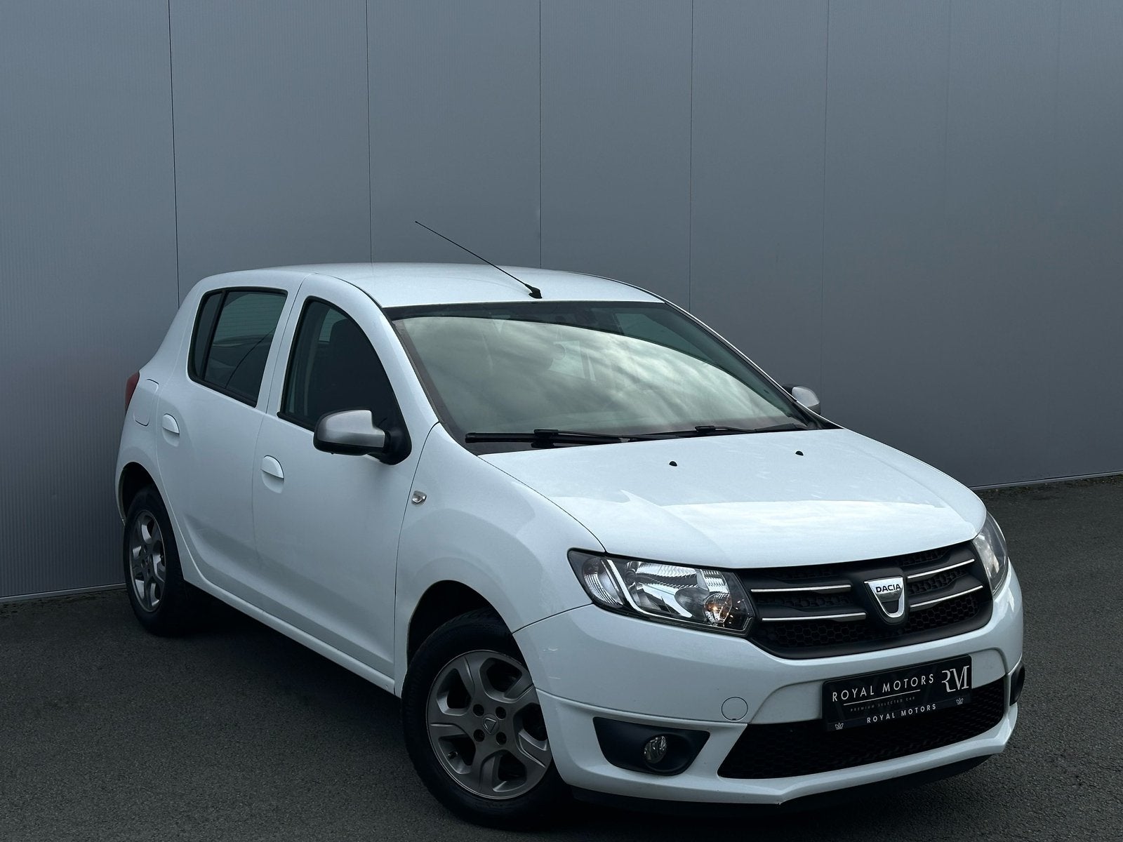 Dacia Sandero 1.2 Celebration 1e rekwisiet 119.000 km GAR1AN, Auto's, Voorwielaandrijving, Stof, Zwart, Wit