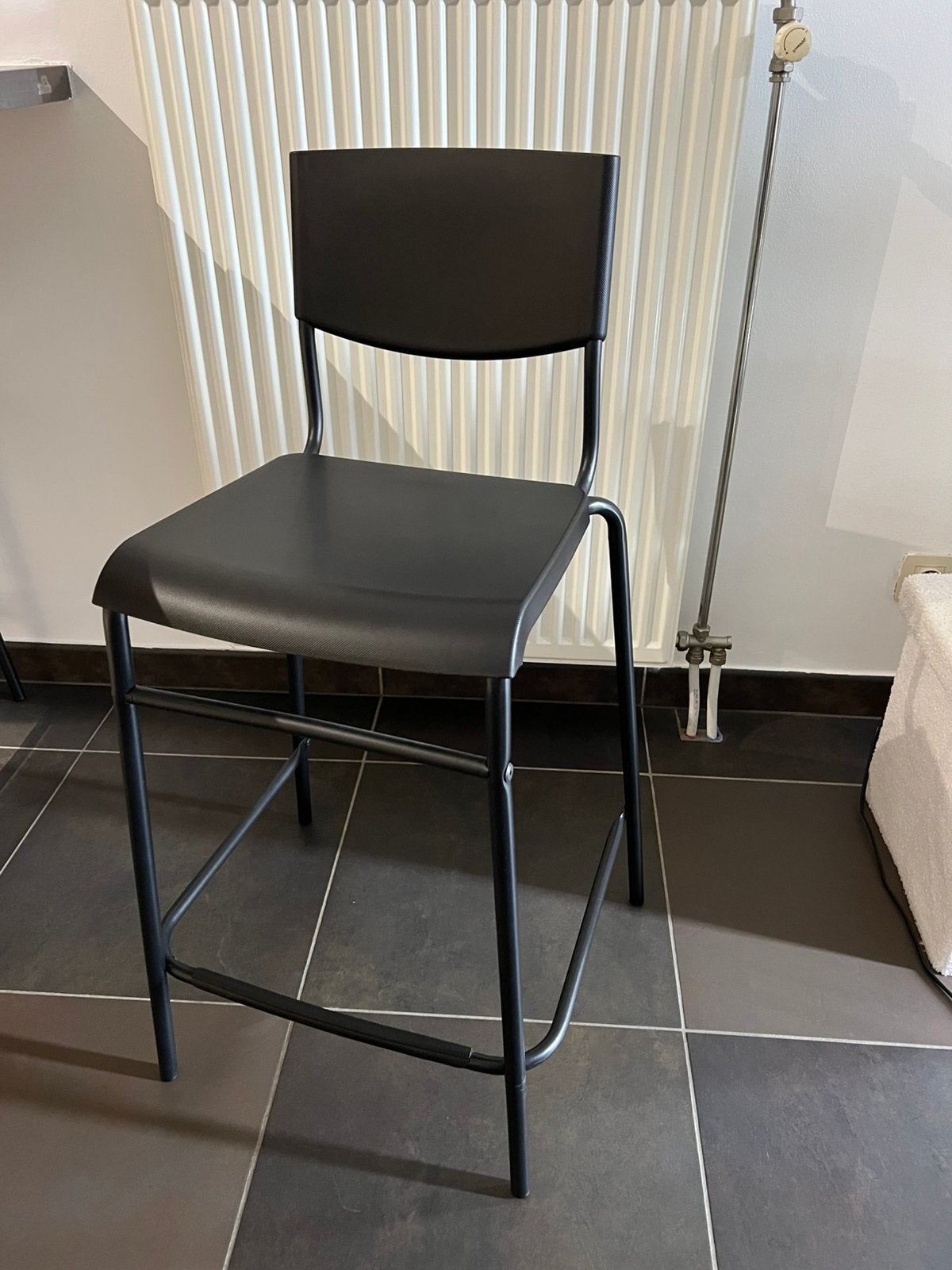 Zwarte barkruk / eilandstoel met rugleuning – 63 cm, Huis en Inrichting, Barkrukken, Ophalen, Kunststof, Met voetsteun, 60 tot 90 cm