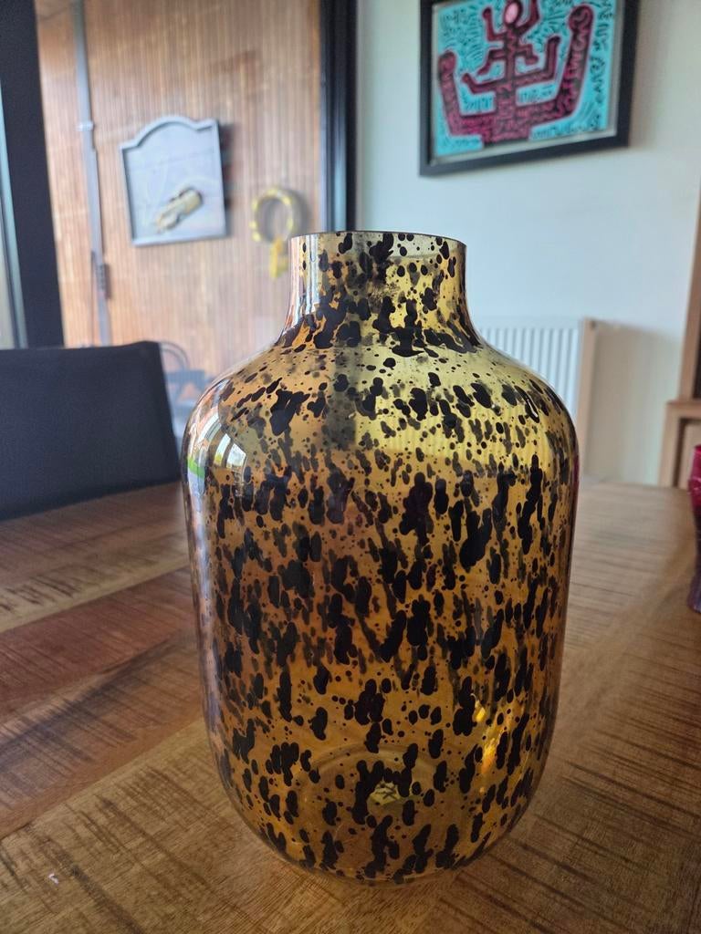 Vase Mari à motif léopard, Enlèvement