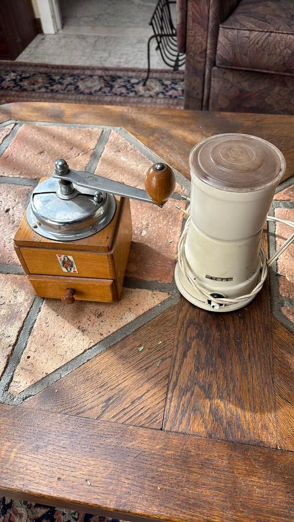 2 oude koffiemolens, Ophalen