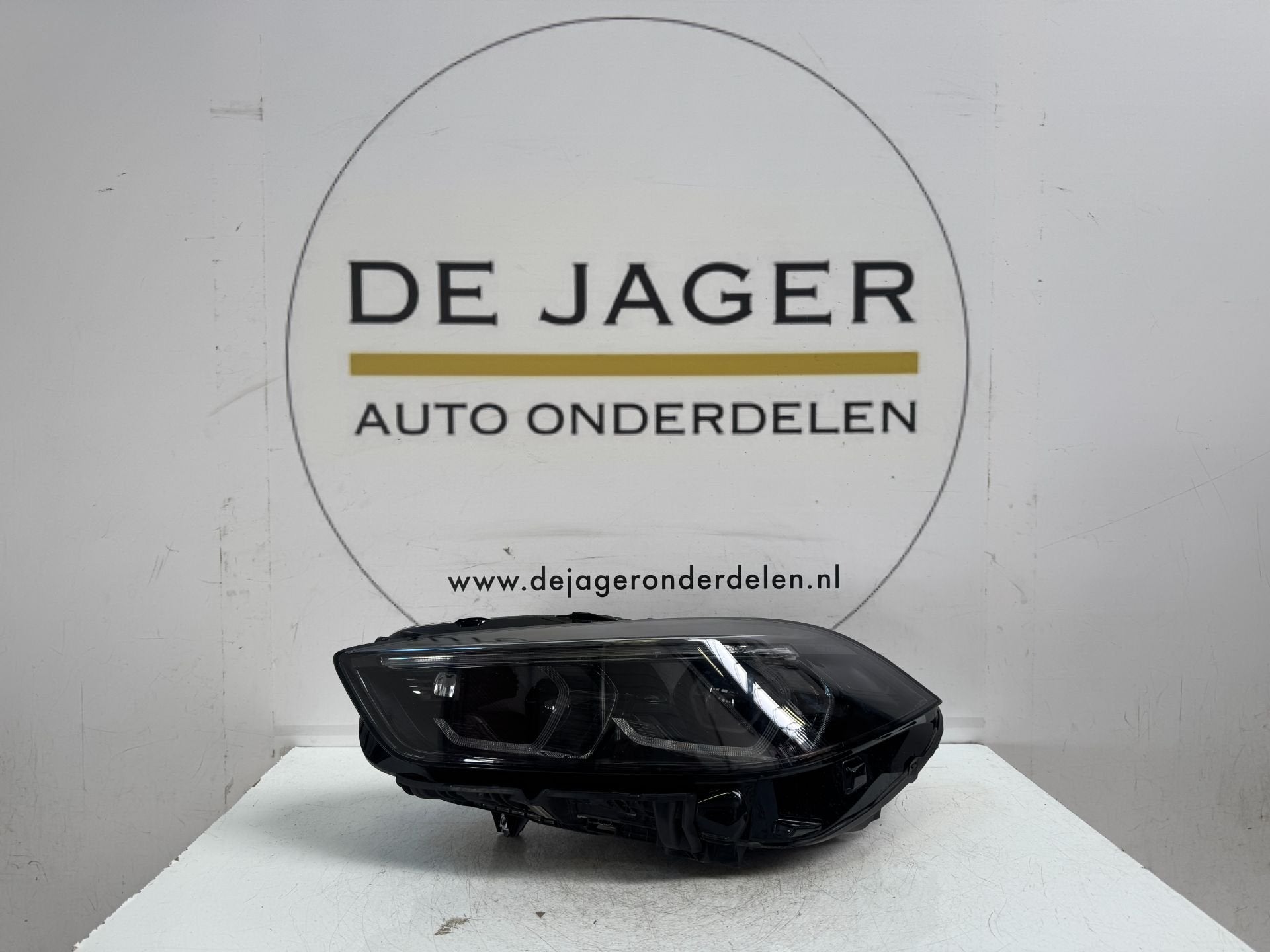 BMW F40 S rie 1 - Feux arri re adaptatifs LED noirs Koplamp, Petuelring 130
80788  Munich, DE, Info@bmw.de, Utilisé, BMW