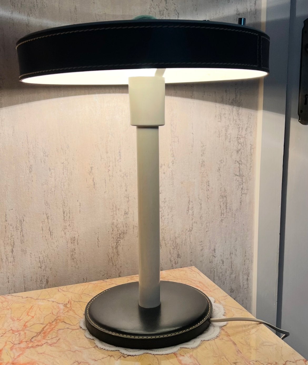 Tafellamp Louis Kalff vintage alu en zwart leder H 35,5 cm, Ophalen