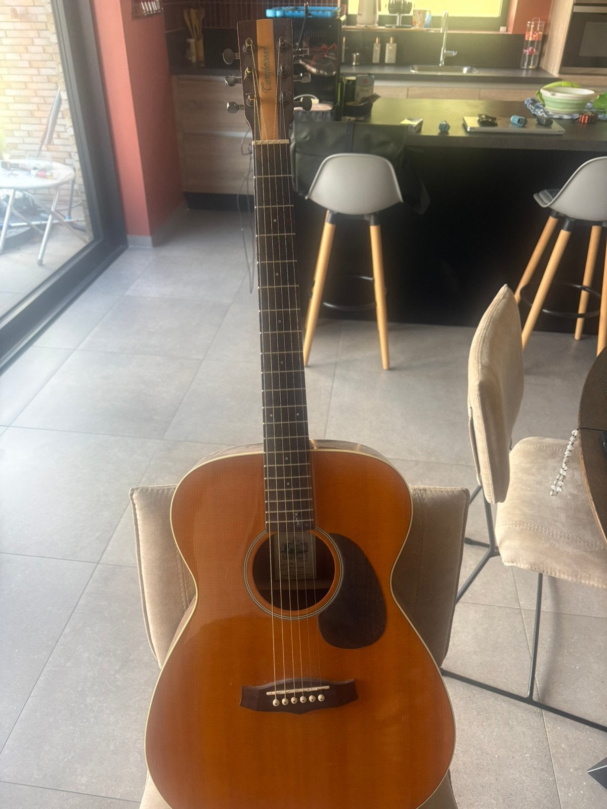 Mmoie en goede gitaar, Ophalen, Zo goed als nieuw