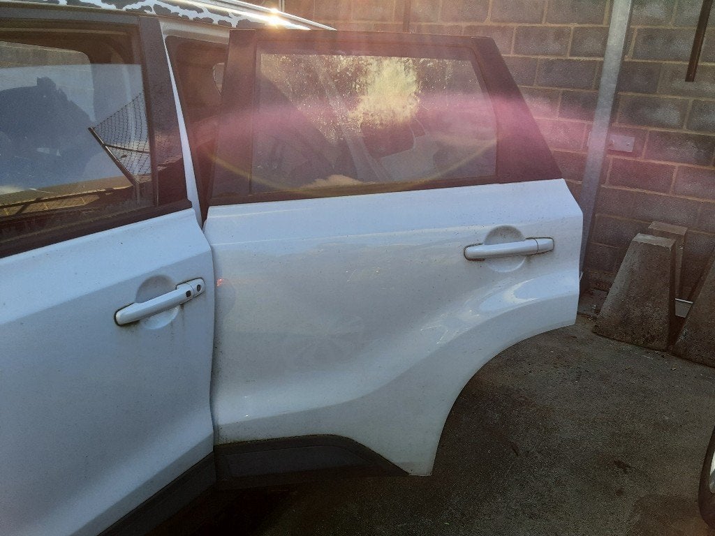 PORTE GAUCHE ARRIÈRE Suzuki Vitara (LY / MY), Autos : Pièces & Accessoires, Suzuki-Allee 7
64625  Bensheim, DE, Arrière, Suzuki Deutschland GmbH