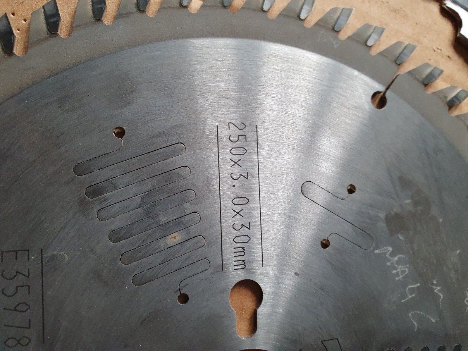LAME DE SCIE ELU SÉRIE 60 À 250 X 3,0 MM POUR 15 EUROS, Enlèvement