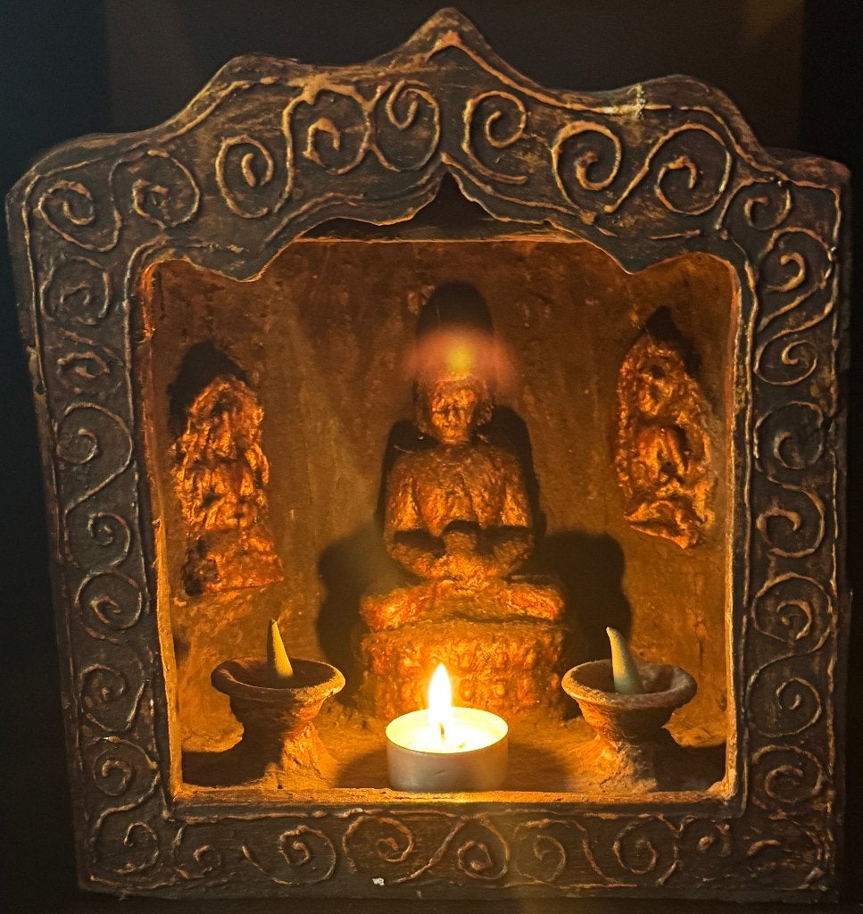 Oud Boeddha-altaar of tempel in hout en klei uit Nepal, Ophalen of Verzenden, 26 cm, Ritueel object, Hout