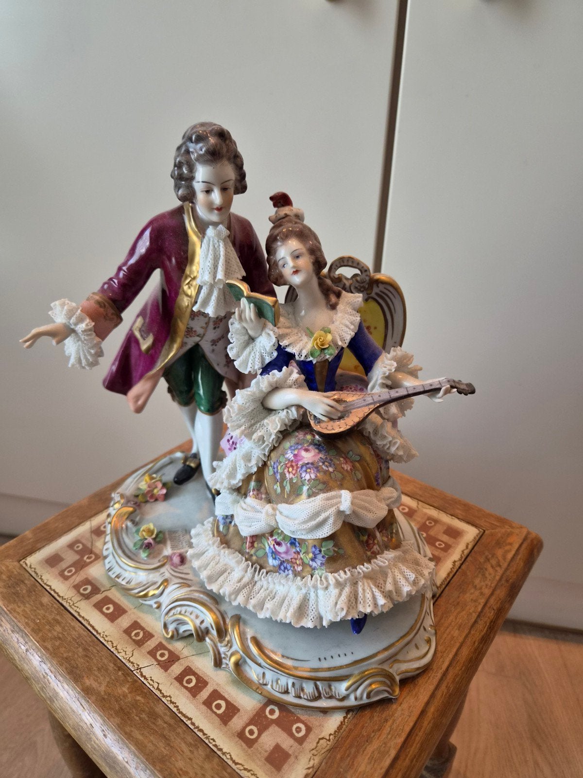Statuette en porcelaine polychrome, Antiquités & Art, Enlèvement