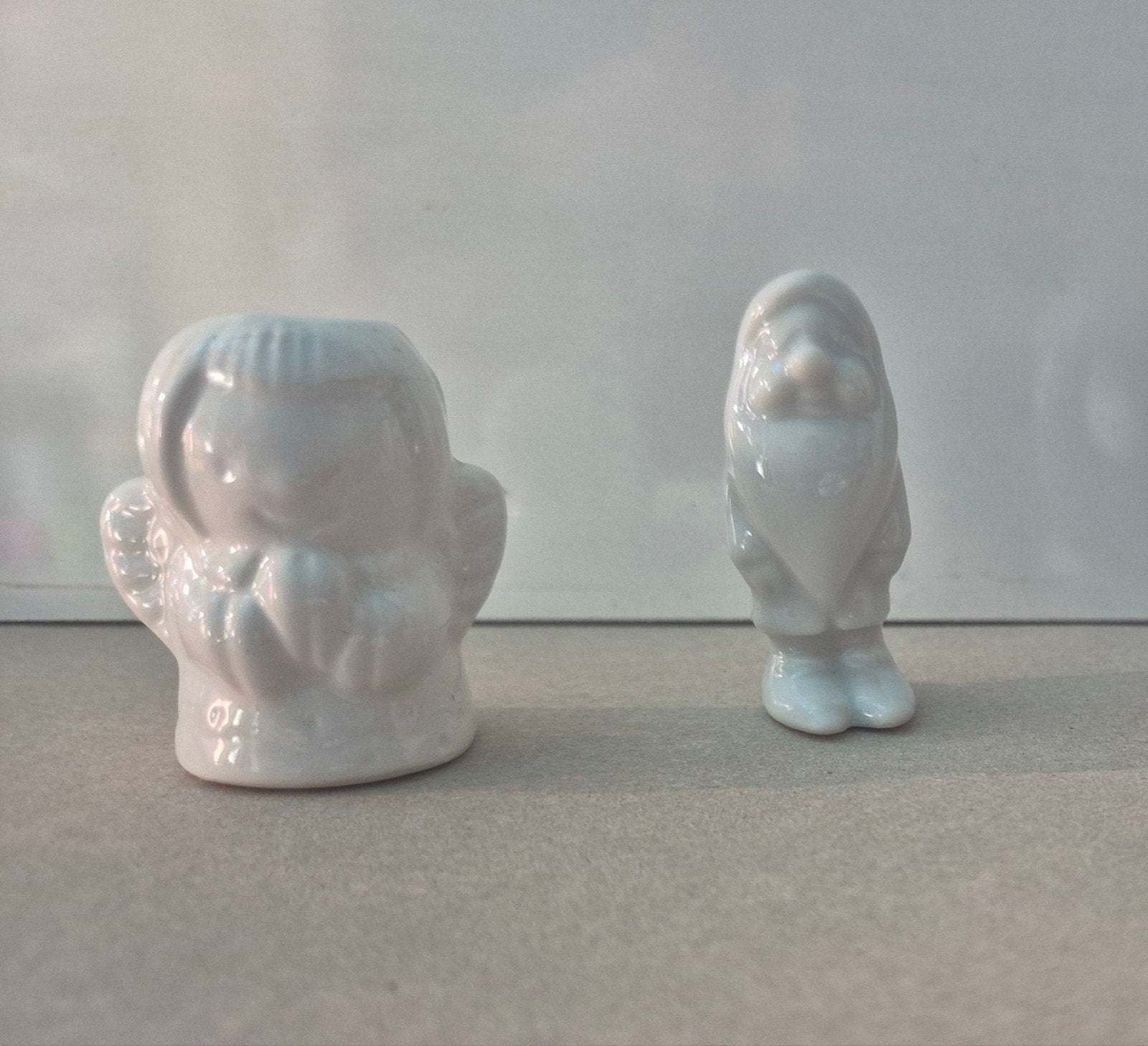 Schattige set van twee vintage miniatuurfiguurtjes in wit, Collections, Statues & Figurines, Enlèvement ou Envoi