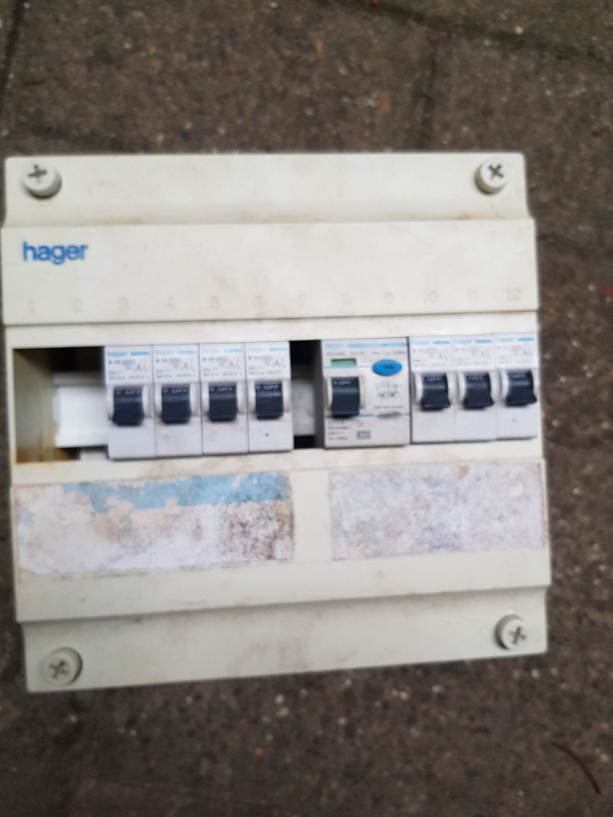 Hager electriciteitskas, Ophalen