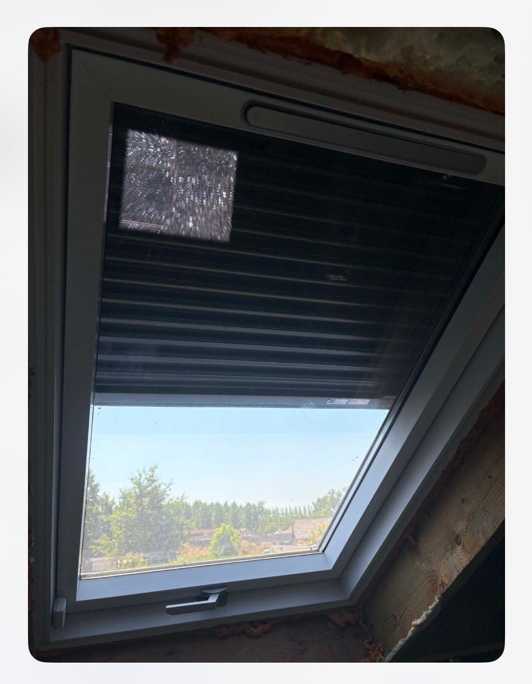 PVC Kantel dakraam met rolluik op zonne energie. (Wit/antra), Doe-het-zelf en Bouw, Glas en Ramen, Zo goed als nieuw, Dakraam
