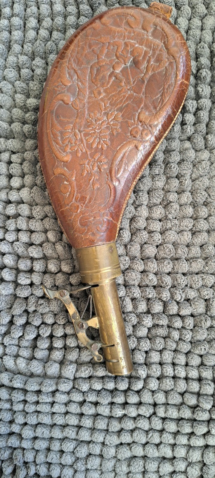 POIRE À POUDRE ANGLAISE XIX -CUIR BOUILLI+LAITON CHASSE 21CM, Collections, Enlèvement, Armée de terre, Autres types