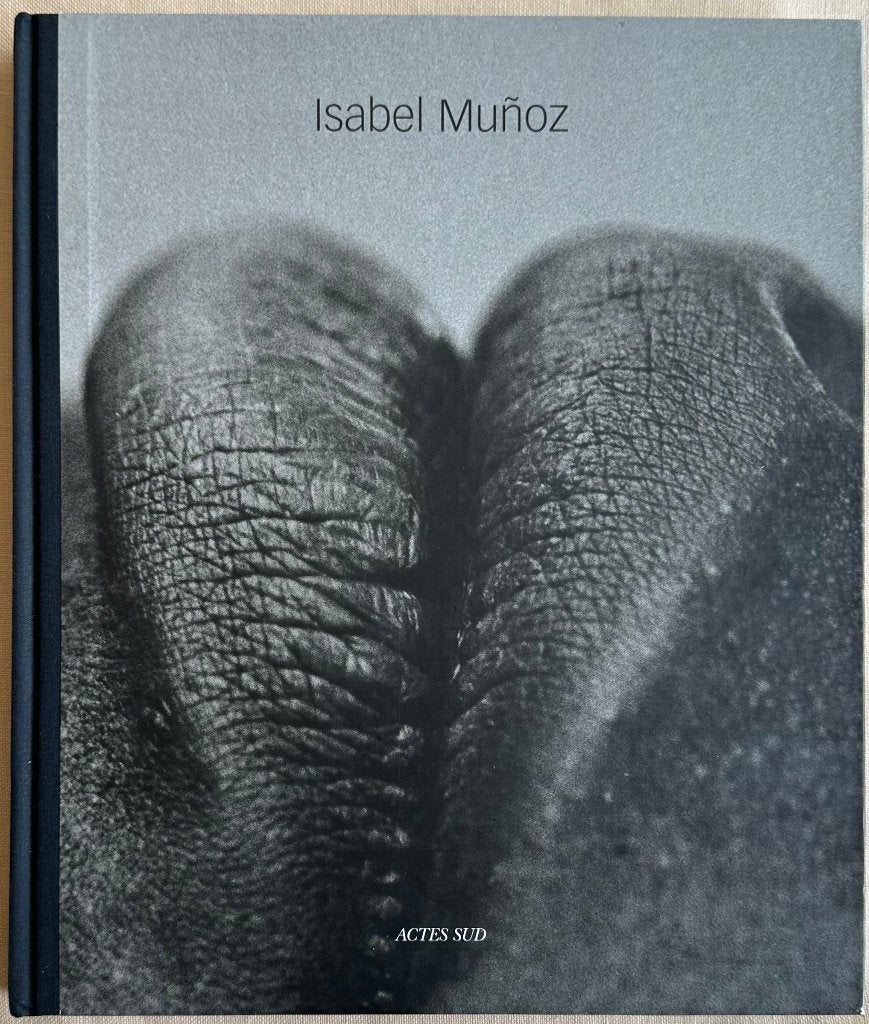 Fotoboek Isabel Muñoz - Actes Sud - Franse Tekst - PerfecteT, Boeken, Kunst en Cultuur | Fotografie en Design, Fotografen, Ophalen of Verzenden