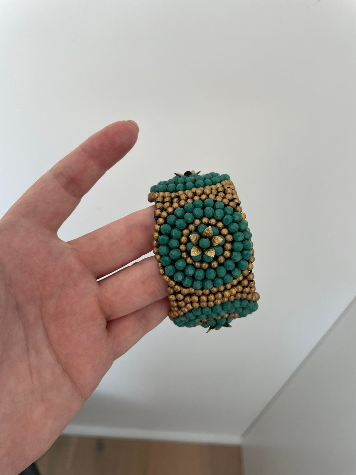 Thailand armband, Kunststof of Plastic, Ophalen of Verzenden, Zo goed als nieuw, Met bedels of kralen