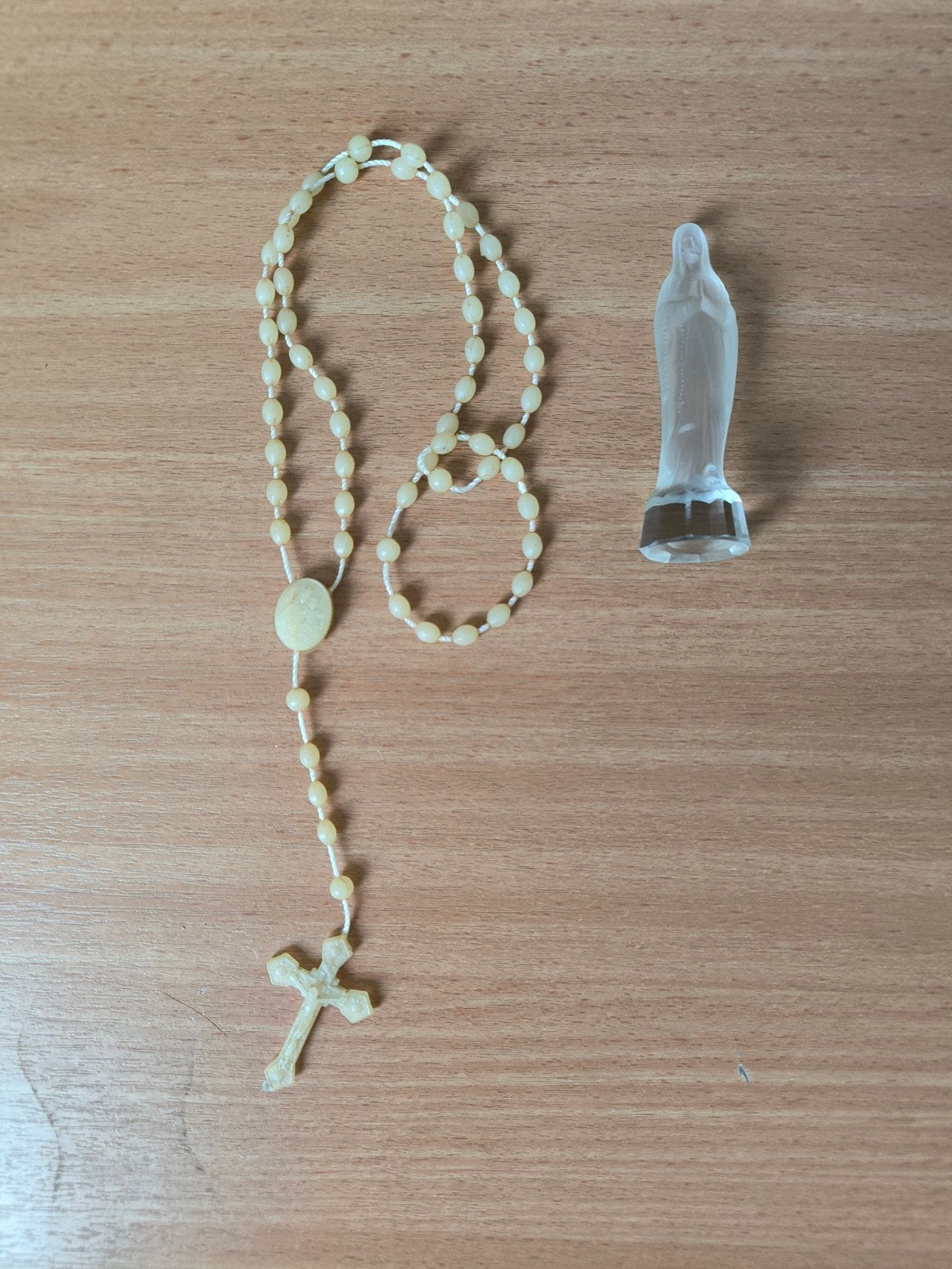 Vierge Marie avec chapelet avec des perles effet nacre., Enlèvement, Comme neuf