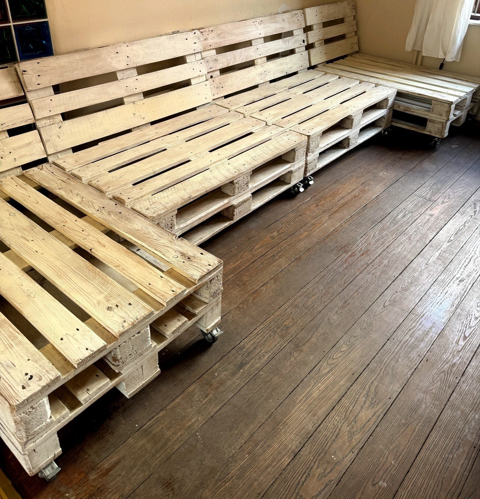 Bank, in pallet, wit, met wielen/6 stoelen, Ophalen, Gebruikt, 6 zitplaatsen, Tuinset