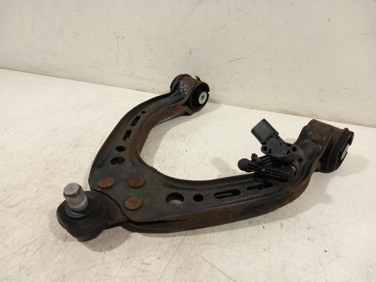 Draagarm rechts voor Tesla Model S, Onderdelen@venauto.nl, Van der Ven Autorecycling B.V., Gebruikt, Ettenseweg 76, 4706 PB Roosendaal, The Netherlands