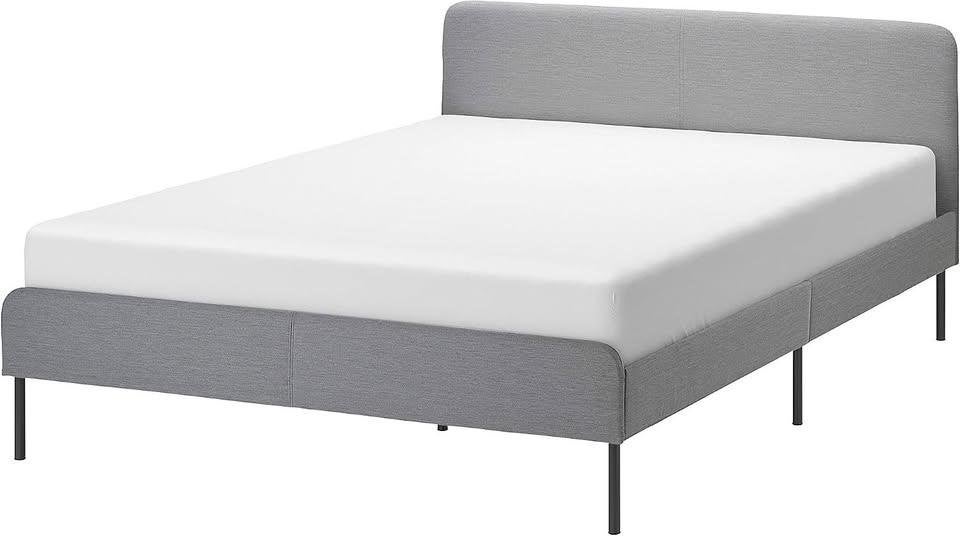 IKEA SLATTUM gestoffeerd bedframe – 160x200 cm – lichtgrijs, Huis en Inrichting, Ophalen, Overige materialen, Tweepersoons, Zo goed als nieuw