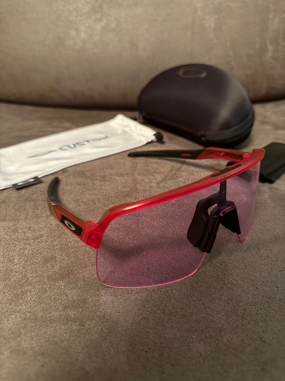 Faible luminosité personnalisée Oakley Sutro Lite, Rouge, Enlèvement ou Envoi, Comme neuf, Oakley